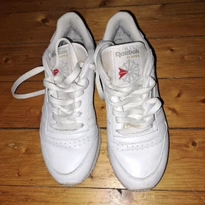 Skor - Fina skor i rätt bra skick de är använda i storlek 37. De är jätte sköna o bra