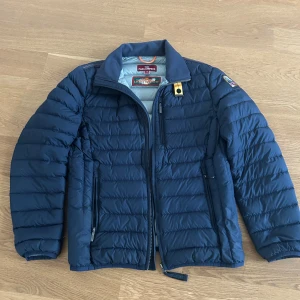 Parajumper jacka - Säljer min parajumper jacka. Bra skick dock har 2 sömmar gått upp lite på höger sida av jackan men det är inget som märks. Säljer den pga att den inte passar längre och det låga priset beror på sömmarna som har gått upp. Köpt på kidsbrandstore. 