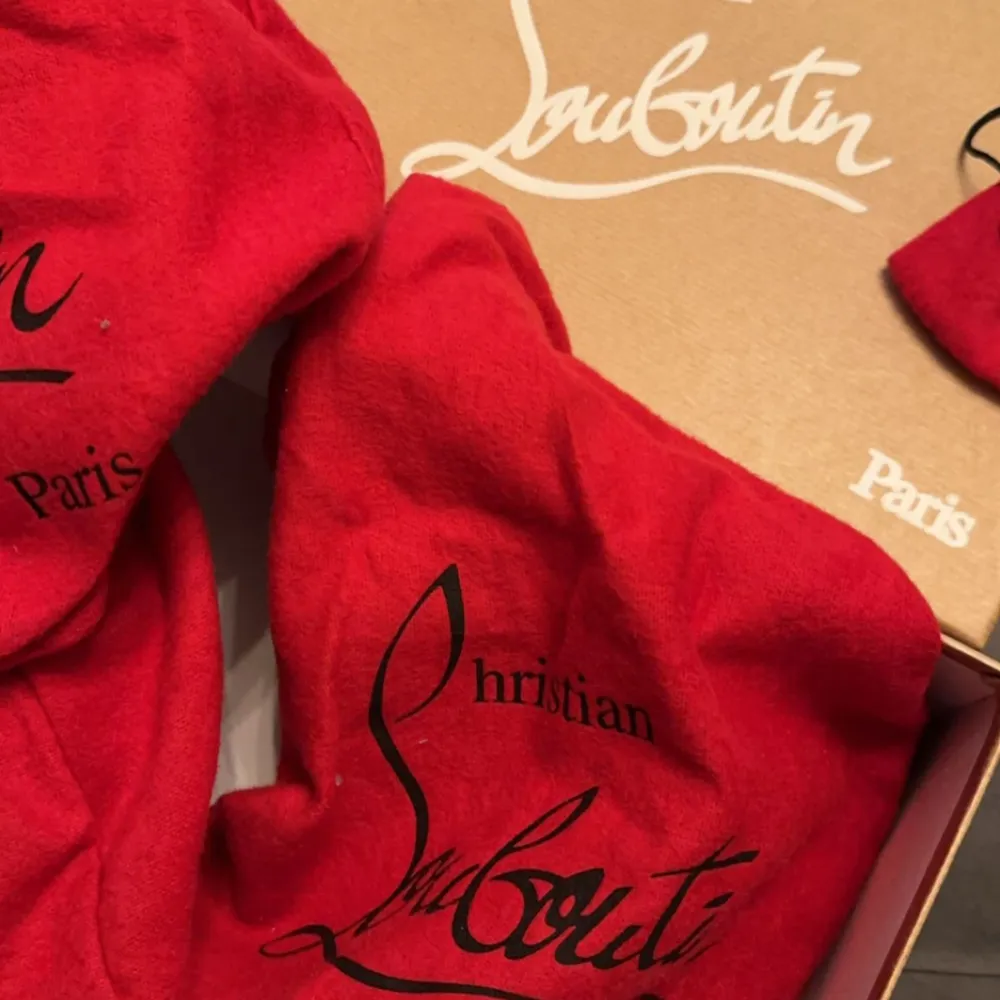 Säljer ett par eleganta svarta pumps från Christian Louboutin i nytt skick. De har den ikoniska röda sulan och spetsig tå. Perfekta för festliga tillfällen eller en utekväll. Skorna kommer i originalförpackning med röda dammpåsar.. Kengät.