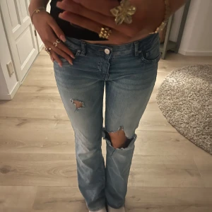 Blåa jeans  - Säljer mina ljusblåa jeans därför att jag inte använder dom skit snygga dock är 168/169 på gränsen dom är förkorta med skor så om du är cirka 165 skulle dom vara perfekt längd.💕