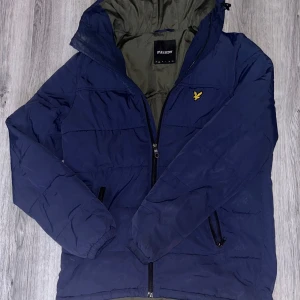 Lyle & Scott jacka marinblå  - Lyle&Scott jacka marinblå med en olivgrön färg inuti, SIZE S, med ett bra skick 7/10. Nypris 1400 :- 🎶