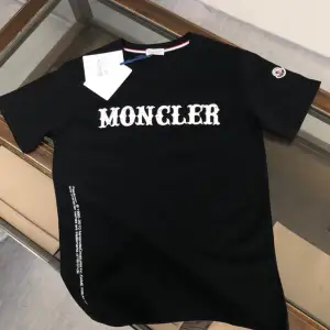 Snygga t-shirts från Moncler i olika färger. De har korta ärmar och är gjorda av bomull. Perfekta för en casual look med Moncler-logga framtill. Finns i svart, vit och mörkblå. 5 olika modeller från Monckler buda, vi kör utförsäljning på dessa T-Shirts size xs- large