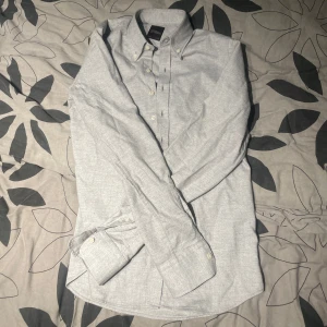 Skjorta från Oscar Jacobson - Säljer en i princip oanvänd skjorta från Oscar Jacobson. Nypris 1500. Den sitter i slim fit och den sitter bra på någon mellan 178 till 184. Skriv vid frågor. 