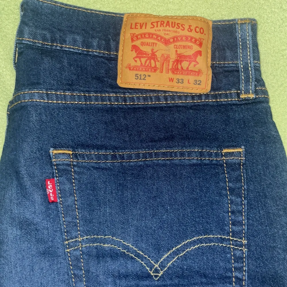 Levi jeans i mörkblå, storlek: W33 L32,  skick: mycket bra, nästa oanvän. Jeans & Byxor.