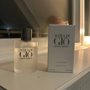 Acqua di Giò Eau de Toilette från Giorgio Armani - Säljer en elegant och fräsch Acqua di Giò Eau de Toilette från Giorgio Armani. Flaskan är stilren med en frostad yta och en mörkgrå kork. Perfekt för en sofistikerad och tidlös doftupplevelse. Flaskan innehåller 50 ml. Perfekt för sommar kvällar med vänner och familj, (OBS! FLASKAN ÄR INTE HELT FULL)