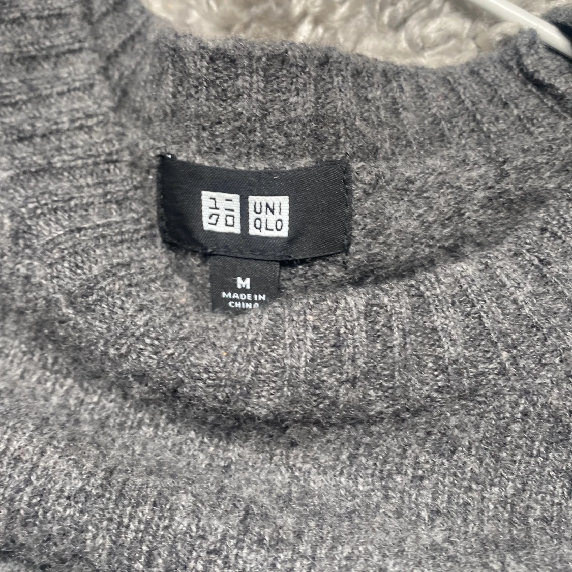 Grå stickad tröja från Uniqlo - 90