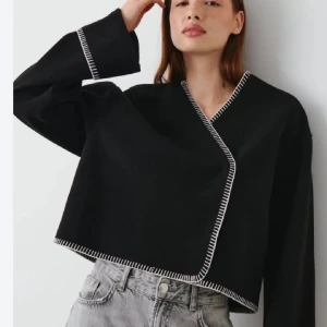 Svart kofta me vita sömmar  - Superfin svart kofta med vita sömmar från Gina Tricot! Nyskick och använda ungefär 3 gånger💕