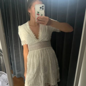 Vit spetsklänning från Gina Tricot - Säljer en superfin vit klänning från Gina Tricot i storlek 38❤️Köpte förra sommaren sedan dess har den bara vart i garderoben, köpte för 700 kr