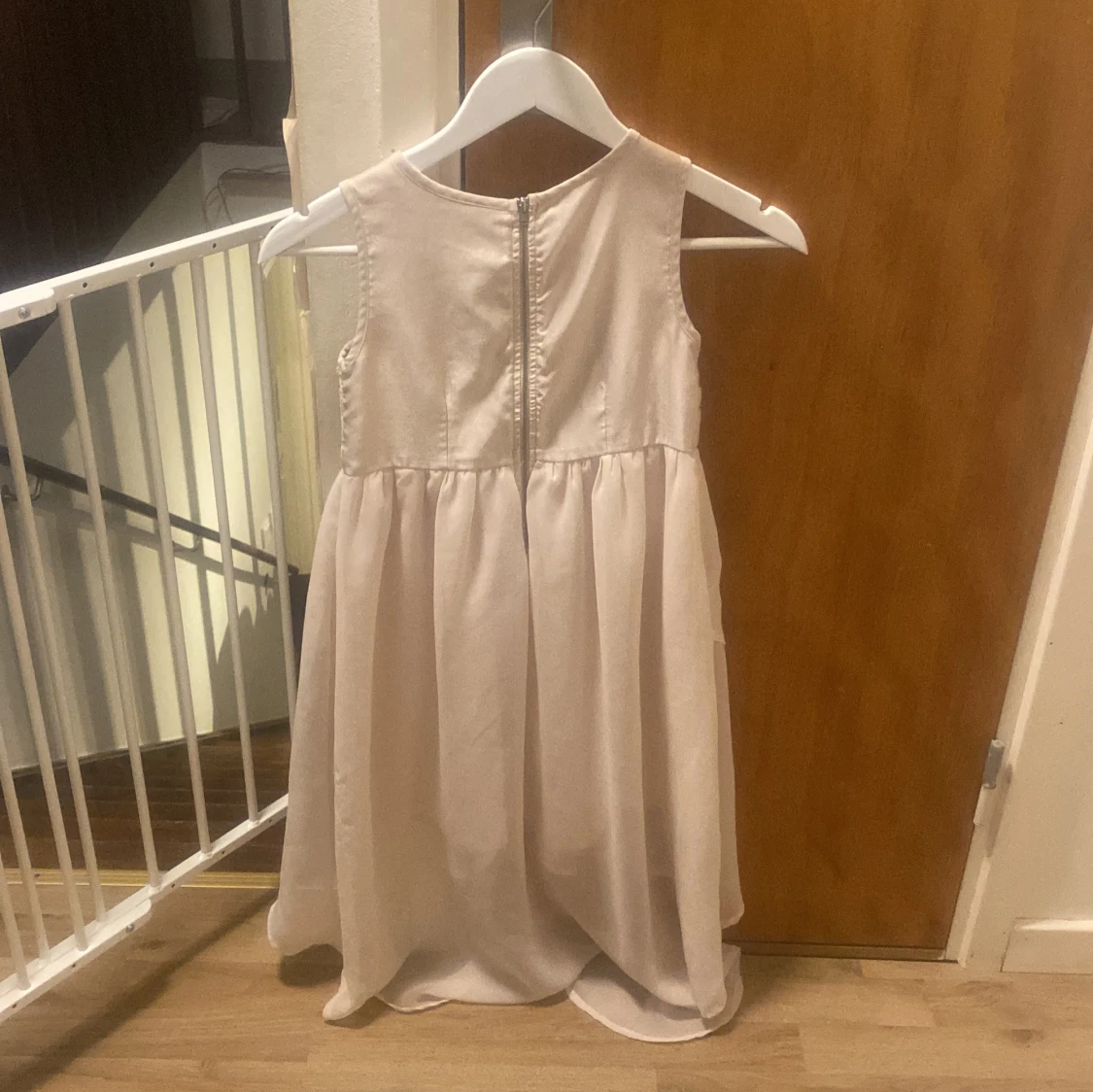 Ljusrosa ärmlös klänning med spetsdetaljer - 90