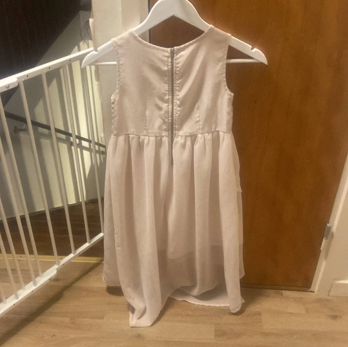 Vit ärmlös klänning med spetsdetaljer - 90