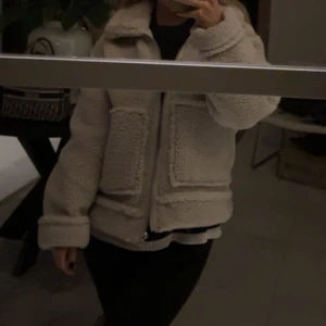 Beige teddyjacka - Beige teddyjacka från hm med dragkedja 