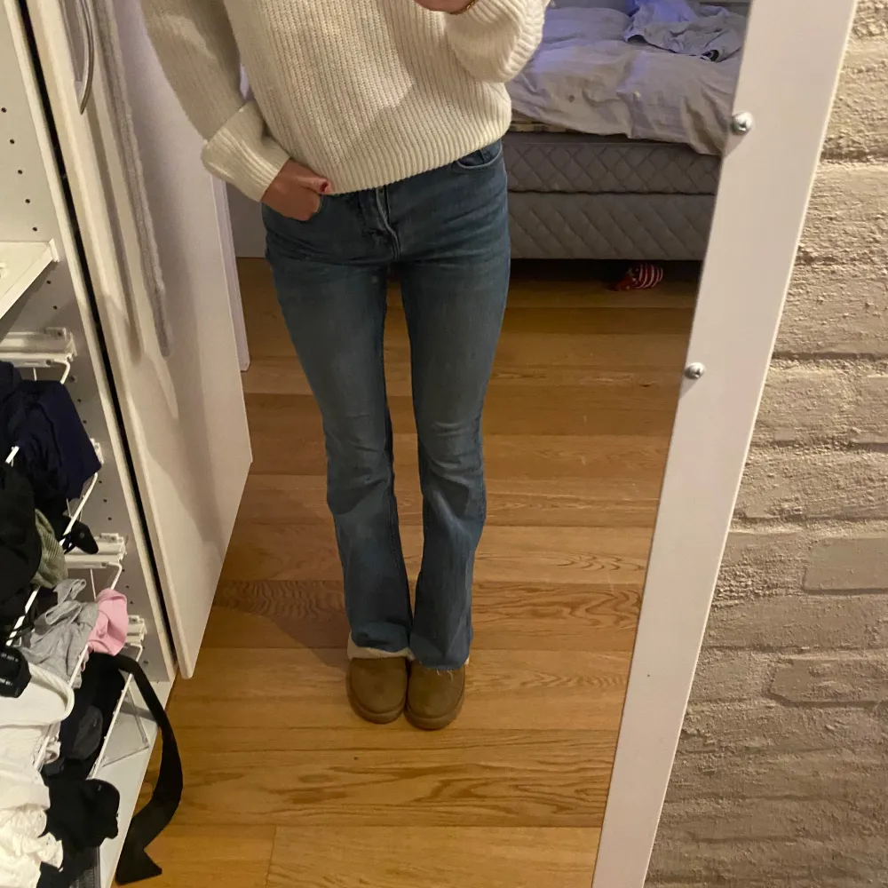 Säljer ett par snygga blå bootcut jeans i bra skick. De är lågmidjade och har en klassisk femficksdesign med dragkedja och knapp. Perfekta för både vardag och fest! Passar bra till en stickad tröja eller en snygg topp.. Jeans & Byxor.