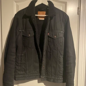 Levi’s jacka jacka  - Fodrad Levi’s jeans jacka,  Skriv för fler bilder