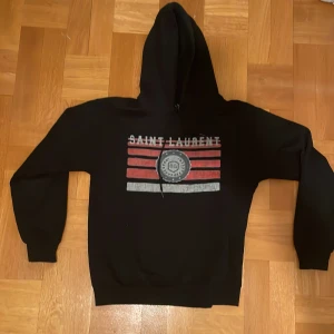 Saint Laurent Hoodie - ‼️REP‼️En snygg hoodie ifrån Saint Laurent utan några defekter. Sitter som en XS!