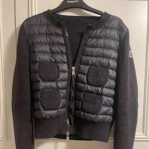 intressekoll på min moncler cardigan, kan också byta mot en likadan fast i större storlek, svart med dragkedja eller knappar💕