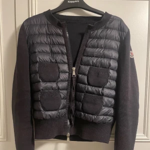 moncler cardigan - intressekoll på min moncler cardigan, kan också byta mot en likadan fast i större storlek, svart med dragkedja eller knappar💕