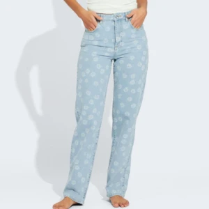 Blommiga ljusblå jeans från Never Denim - Säljer ett par ljusblå jeans från Bik Bok med blommigt mönster i nyskick. Säljes då de är alldeles för små för mig. De har en straight passform och hög midja. Jeansen är i storlek 25 i midjan och 32 i längden. Kom gärna med egna prisförslag.