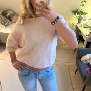 Rosa kortärmad tröja - En jättesöt ljusrosa stickad tröja med korta ärmar. 