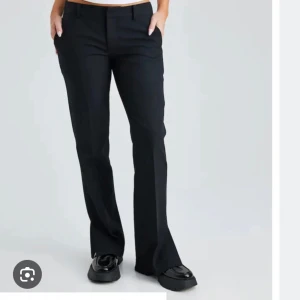 Lågmidjade kostymbyxor - Säljer mina extremt snygga och populära kostymbyxor från bikbok! 💕 De är Lågmidjade och bootcut med slits. De har en liten defekt på rumpan (bild 4) och ena knäet (bild 5) men det märks knappt av (det är ej hål). Pris kan diskuteras. Storlek 34 men ganska små i storleken så skulle även säga att de passar som 32