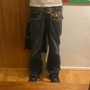 True religion jeans - Feta trueys. Pris går att sänkas vid snabb affär måste ha penhar till julklappar. Mått midja 47cm längd:114cm Benöppning: 24cm 