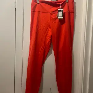Snygga röda leggings med hög midja. Perfekta för träning eller en avslappnad dag. Tillverkade i ett stretchigt material för bästa komfort.