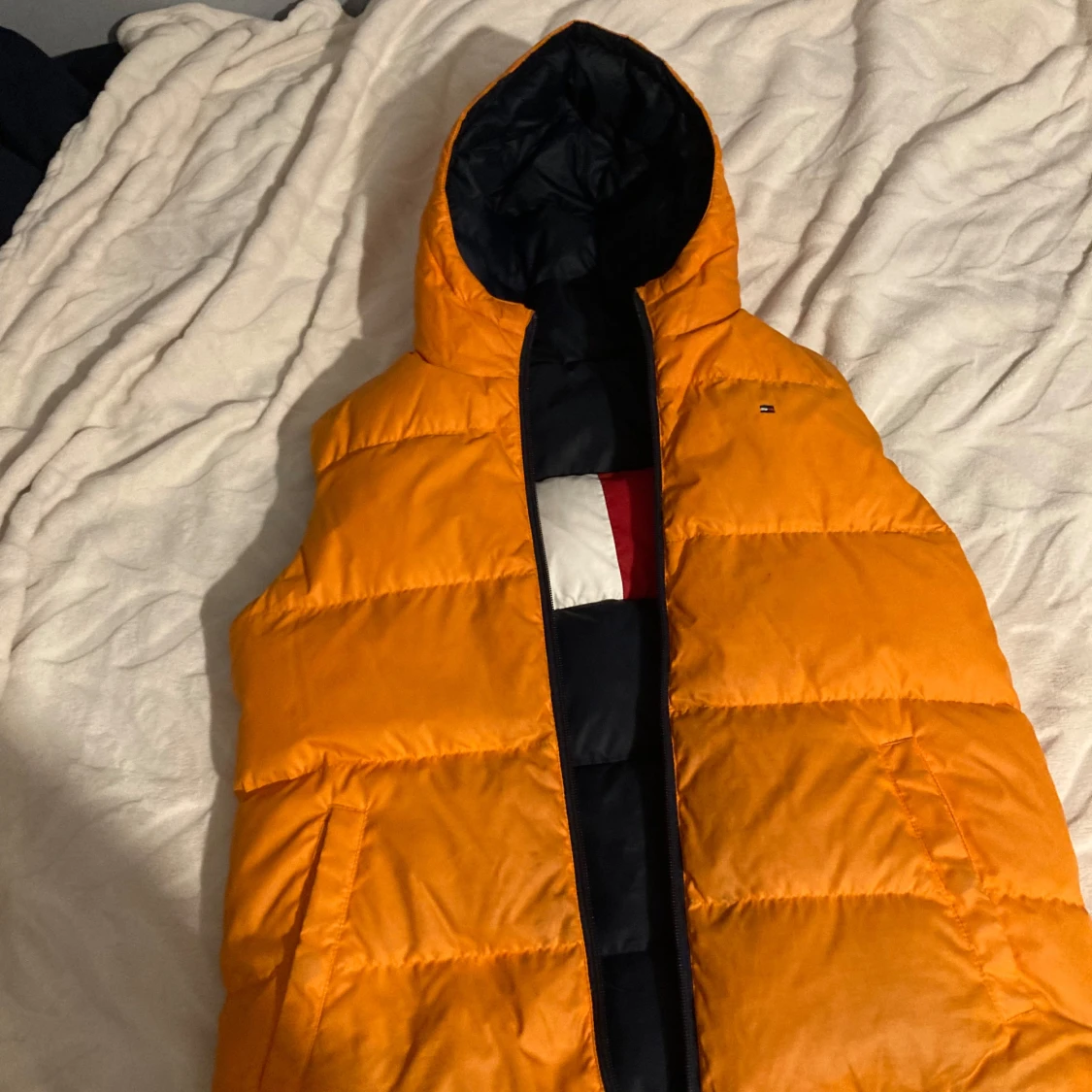 Flerfärgad dunväst med huva - 90