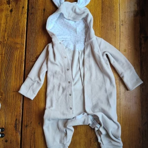 Baby Lively Plush Bunny Overall  - Worn a few times, washed twice. Perfect condition. My son outgrew it too quick. Can be worn before baby is 68-74 cm. ORIGINAL PRICE: 699 kr.                         Bunny overall i plush är gjord i mjukaste bomullsblandning och är en storfavorit hos oss! Låt din sötnos få mysa runt i vagnen i det perfekta komplementet till pima bomulls overallen. Med knappar framtill är denna även lätt att sättas på och tas av. Maskintvätt