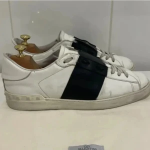 Valentino Open sneakers  - Ett par Valentino Open sneakers som jag ej andvänder längre, skorna är i bra skick och pris kan diskuteras!