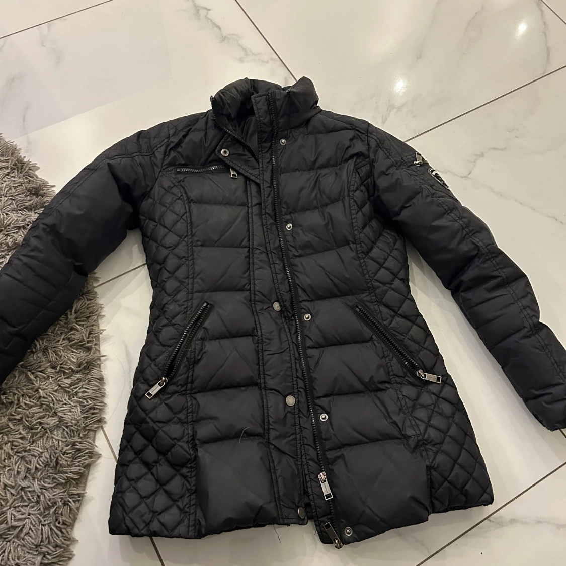 Svart quiltad jacka från Rockandblue