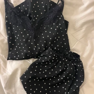 Pyjamas set - Supergulligt pyjamasset med små stjärnor från H&M!  sitter jättebra💕passar perfekt nu till julen❣️