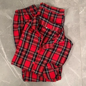 Rutig julpyjamas  - Så fin pyjamas som är perfekt nu till jul. Den har två fläckar på tröjan (se bild 4) och är lite nopprig men annars i bra skick! Pris är diskuterbart!!!🥰🥰❣️❣️