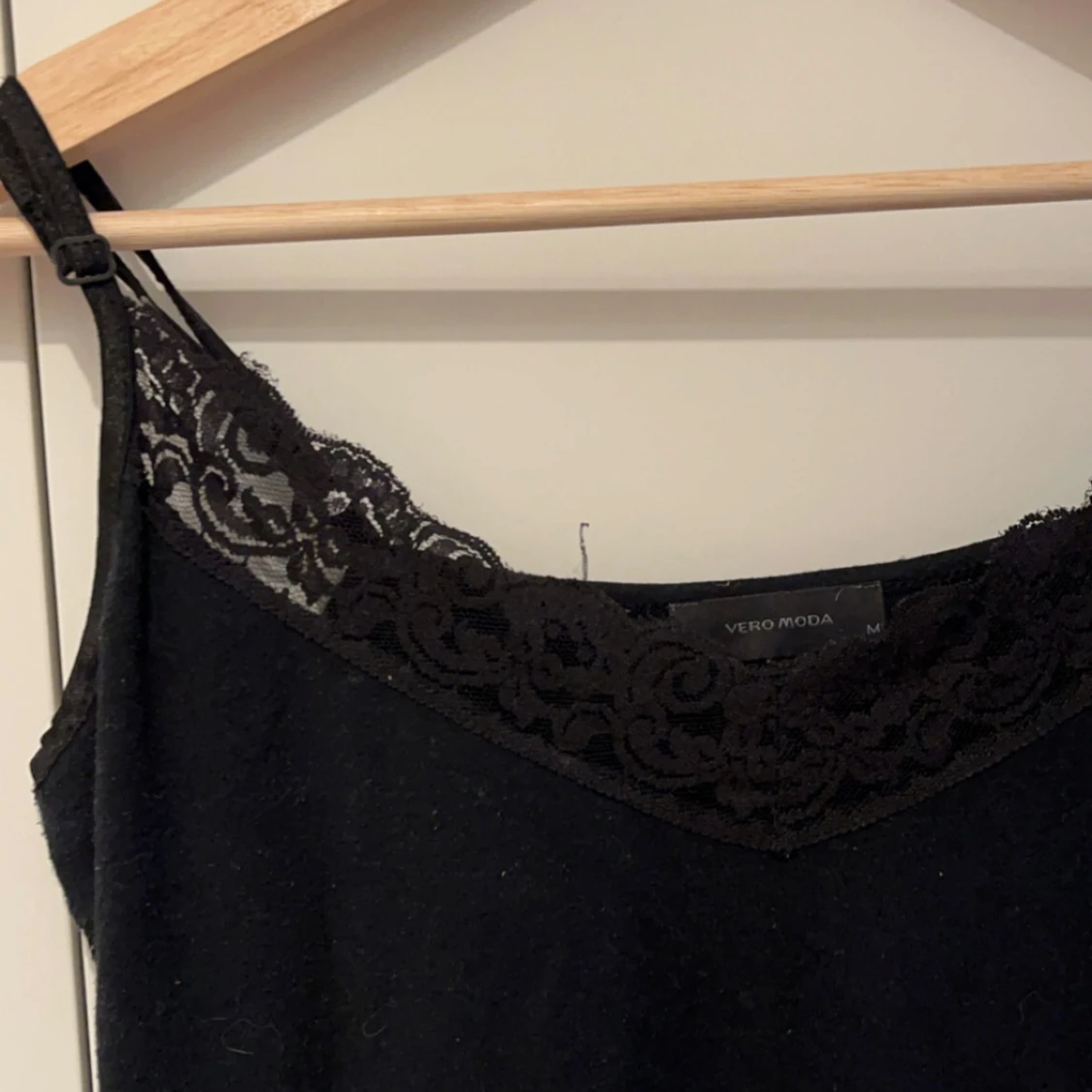 Svart linne med spetsdetaljer från Vero Moda - 91