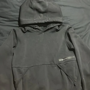 Svart hoodie från Sail Racing - Svart hodie från sail racing lite använd men riktigt fräsch o jäkligt skön nu i kylan 