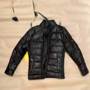  Prada jacka - En vintage Prada dunjacka, i bra skick. Äkthetsbevis finns! Inga tydliga tecken på användning då jag lagat den hos en skräddare.  Tyvärr är den lite för stor. Storlek 48