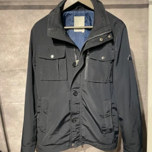 J Lindberg Bailey jacka  - Säljer nu en skön J Lindberg jacka i storlek M och i modellen Bailey. Jackan passar perfekt nu inför de kallare dagarna. 