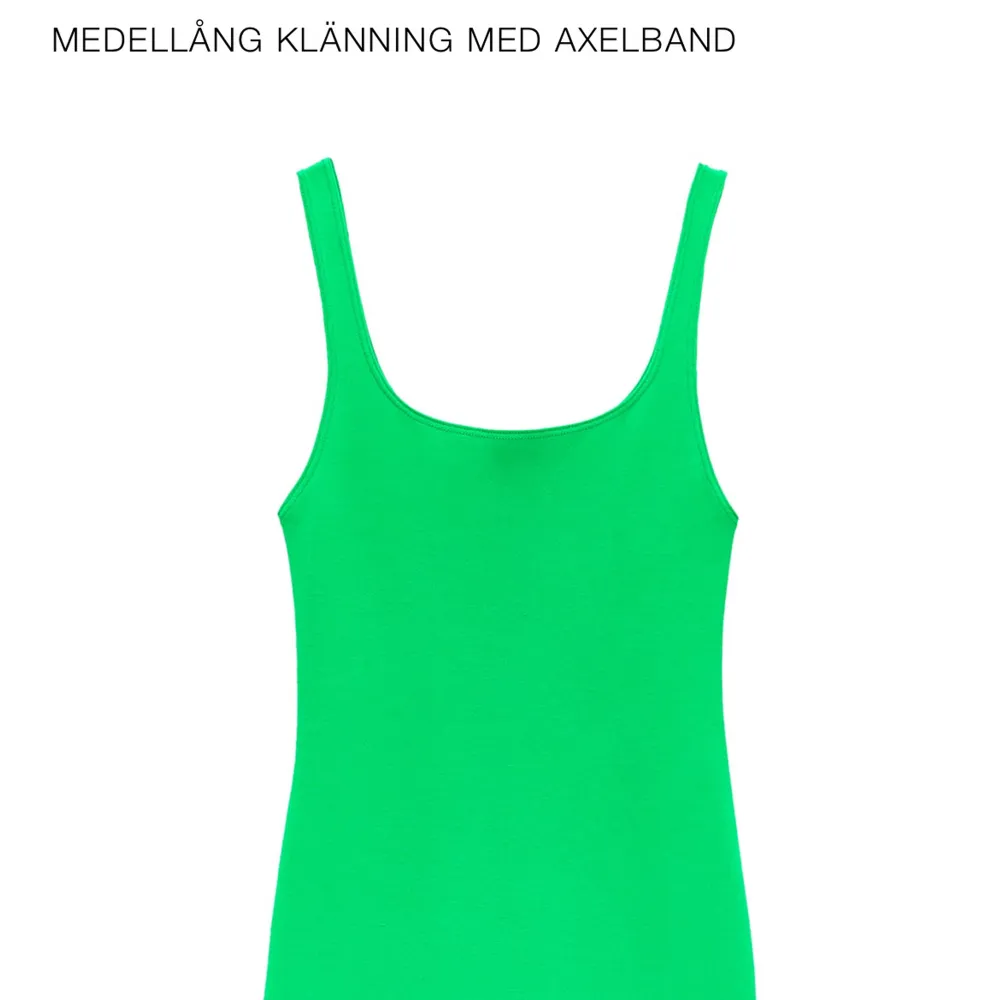Väldigt fin grön klänning från zara, använd endast 1 gång som en mini-klänning då jag vek upp den då egentligen är en klänning som går ca till knäna. . Mekot.