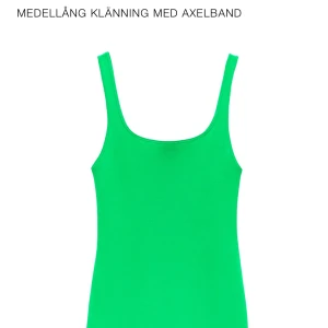 Grön klänning från Zara - Väldigt fin grön klänning från zara, använd endast 1 gång som en mini-klänning då jag vek upp den då egentligen är en klänning som går ca till knäna. 