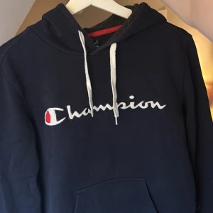 Champion hoodie - Mörkblå hoodie från Champion, storlek XS. Knappt använd och i nyskick