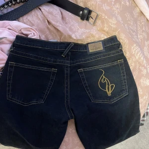 Jeans - Snygga jeans från baby path i bra skicj säljer då ja tycker dom ä litr för lågmidjade för min smak ja är 172cm som referens 😊. Står inre häller nån riktigt storlek men jag är S 36 