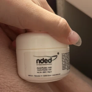 Acryl-Puder Rosé från nded - Acryl-Puder i färgen Rosé från nded, perfekt för nagelförlängning och design. Burken innehåller 35g av högkvalitativt akrylpulver som ger en klar och elegant finish. Idealisk för både professionellt och hemmabruk.