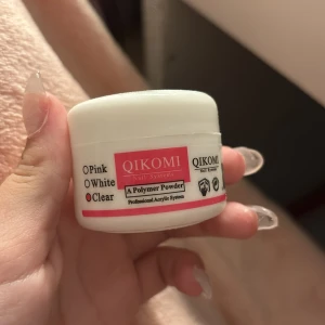 Qikomi A Polymer Powder - Qikomi A Polymer Powder för professionellt akrylsystem. Finns i färgen klar. Perfekt för nagelförlängning och design.