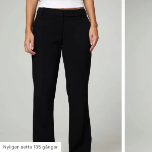 Svarta kostymbyxor - Snygga svarta kostymbyxor som är lågmidjade. 