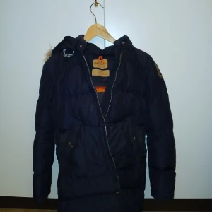 Svart dunjacka från Parajumpers - Hej! Jag säljer min haglöfs jacka som kostade 3000 kr den är nästan helt oanvänd o är i gott skick jag säljer pga fel strl. Strl XS jag säljer den för 1500 kr. Priset kan diskuteras. Jag tar swish Finns I Huddinge Centrum.
