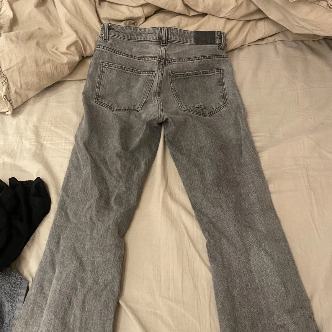 Grå jeans från Gina tricot  - 90