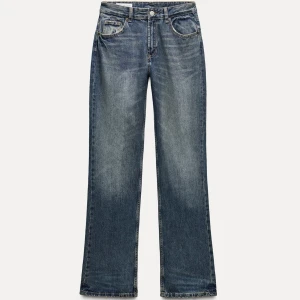 Blå jeans med rak passform - snygga jeans från Zara som är slut i lager. Aldrig använda med prislapp kvar