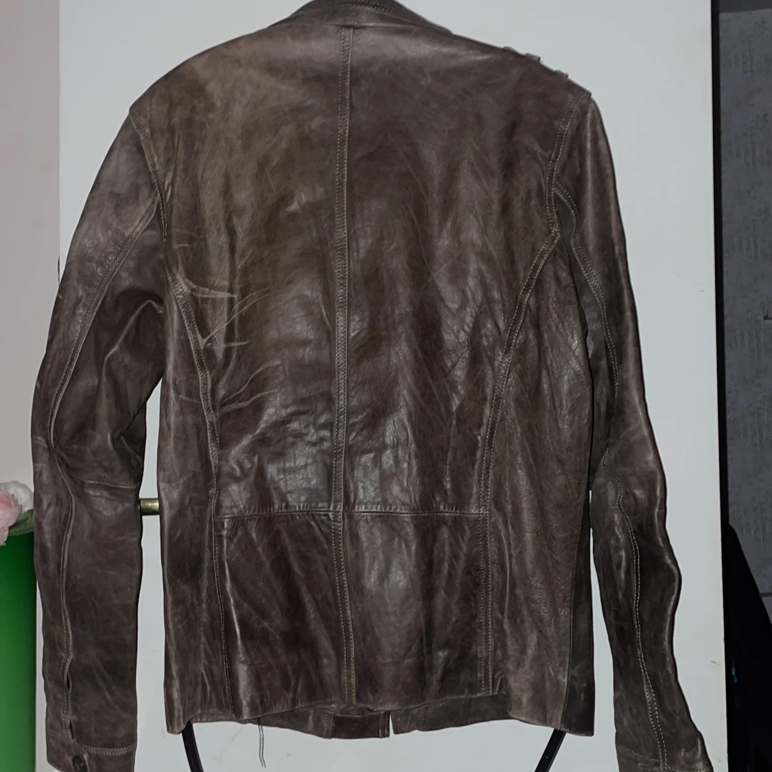 Brun skinnjacka med knappar - 93