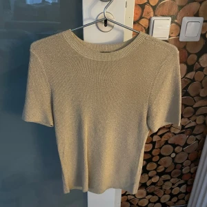  Gold glitter topp från Gina Tricot - Säljer en snygg golf glitter topp från Gina Tricot. Storlek M men passar jättebra också S💞 