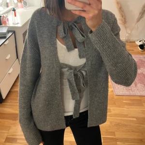 Grå stickad kofta från Pieces - Säljer en mysig grå stickad kofta från Pieces, den är knappt använd 💞💞💞💘