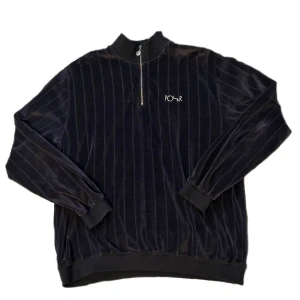 Polar Skate Co - Velour Zip - Säljer nu min quarter zip från Polar! Köptes 2021 och har använts extremt lite. Otroligt bekväm och snygg. Sitter TTS. Nypris 1300kr