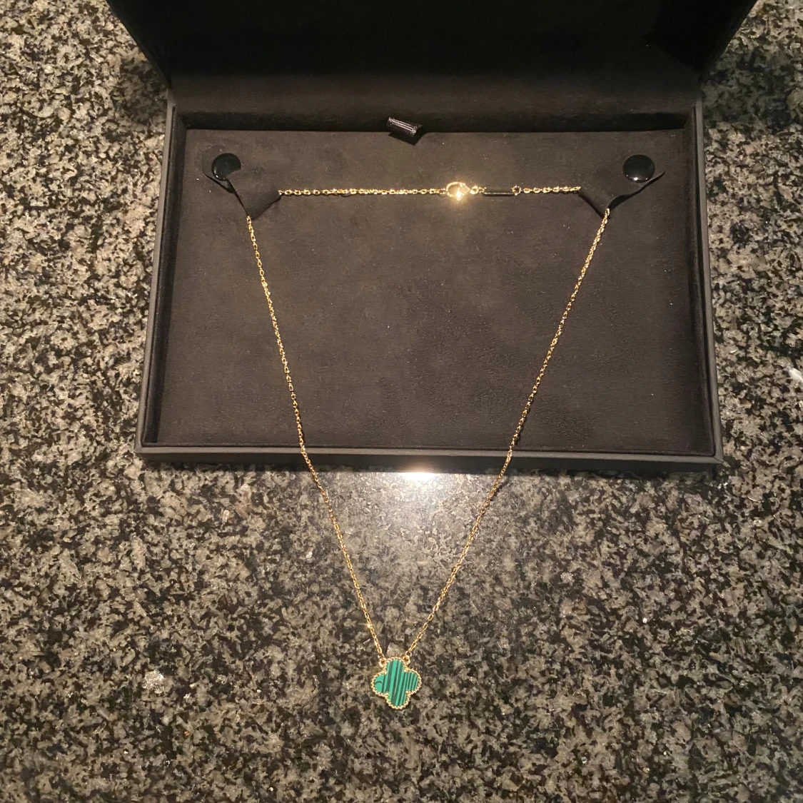 Guldhalsband med fyrklöverberlock - 90